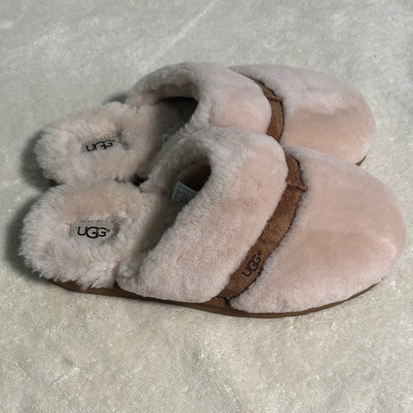 UGG Women's Fluffy Slippers in tan and Brown - Picture 1 of 6